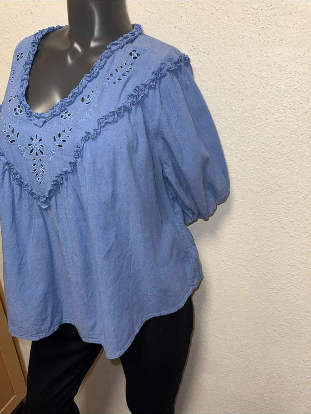 Old Navy Light Blue Eyelet V-Neck Peasant Blouse